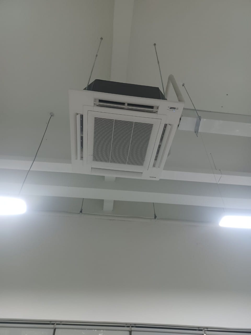 Máy lạnh cassette âm trần daikin